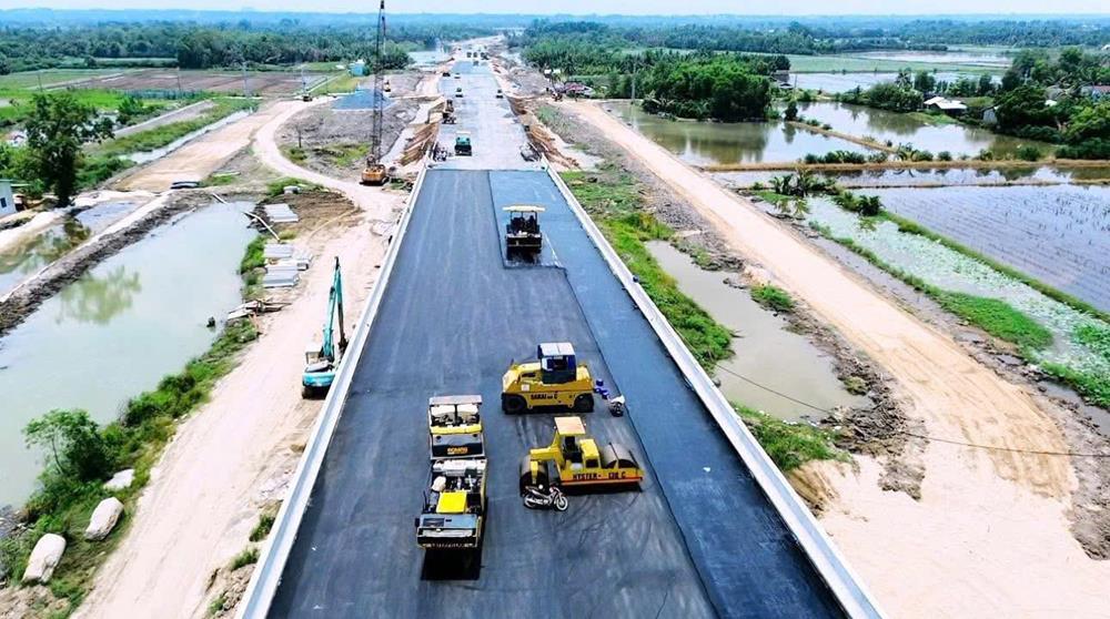 Ngoài lợi thế về vị trí thì rất nhiều hạ tầng giao thông trọng điểm đang triển khai tại Đồng Nai nói chung, Nhơn Trạch nói riêng đã tác động đến sức cầu thị trường bất động sản khu vực. Trong hình là tuyến đường Vành đai 3 Tp.HCM đoạn qua Đồng Nai đang đẩy nhanh tiến độ thi công