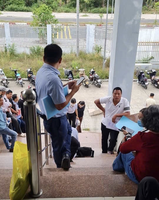 Vào ngày 17/4, tại một cửa huyện Nhơn Trạch, người dân phải xếp hàng đến lượt làm hồ sơ.