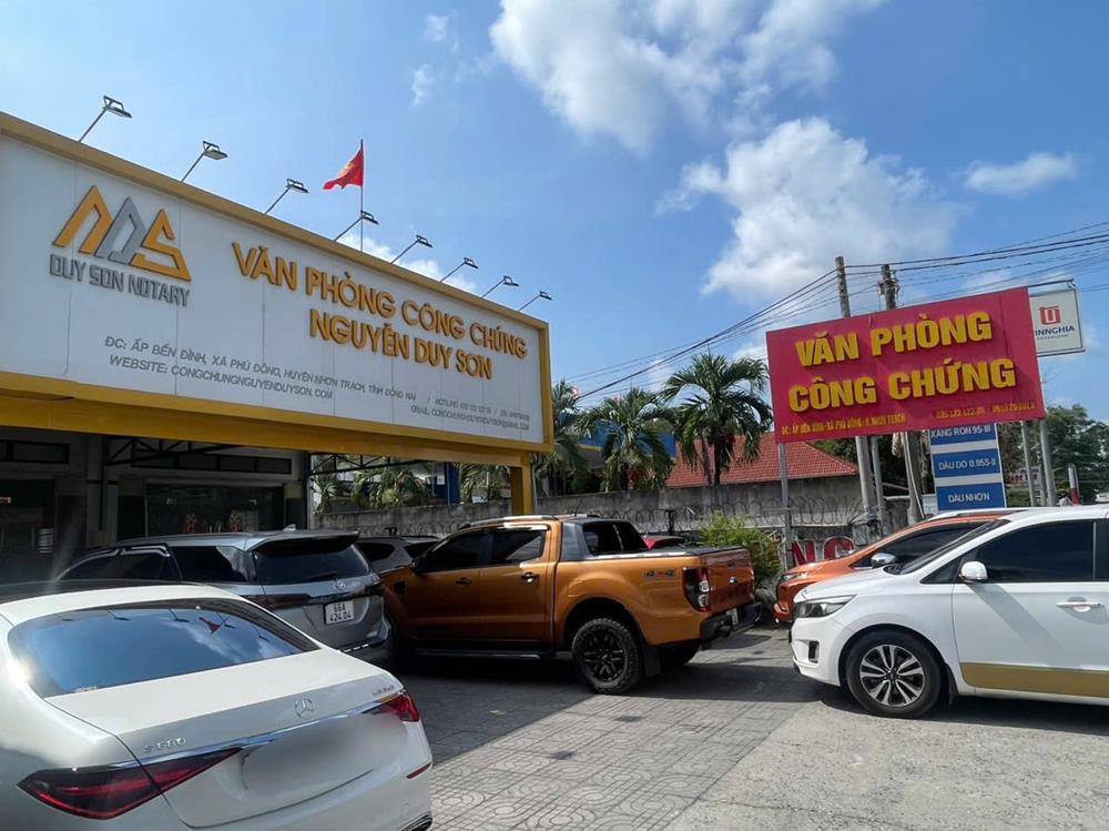 Phòng công chứng luôn trong tình trạng kín xe cộ