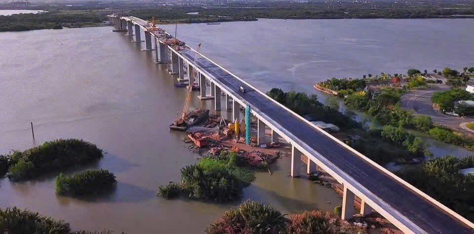 Cầu Nhơn Trạch thuộc dự án thành phần 1A Vành đai 3 Tp.HCM đang trải nhựa. Dự án chuẩn bị các bước cuối cùng để thông xe kỹ thuật trước ngày 30/4/2025.