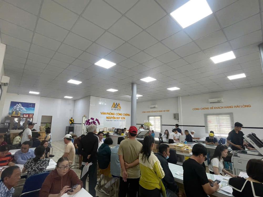 So với trước Tết, hồ sơ nhà đất tại các phòng công chứng Nhơn Trạch tăng lên 50-60%.